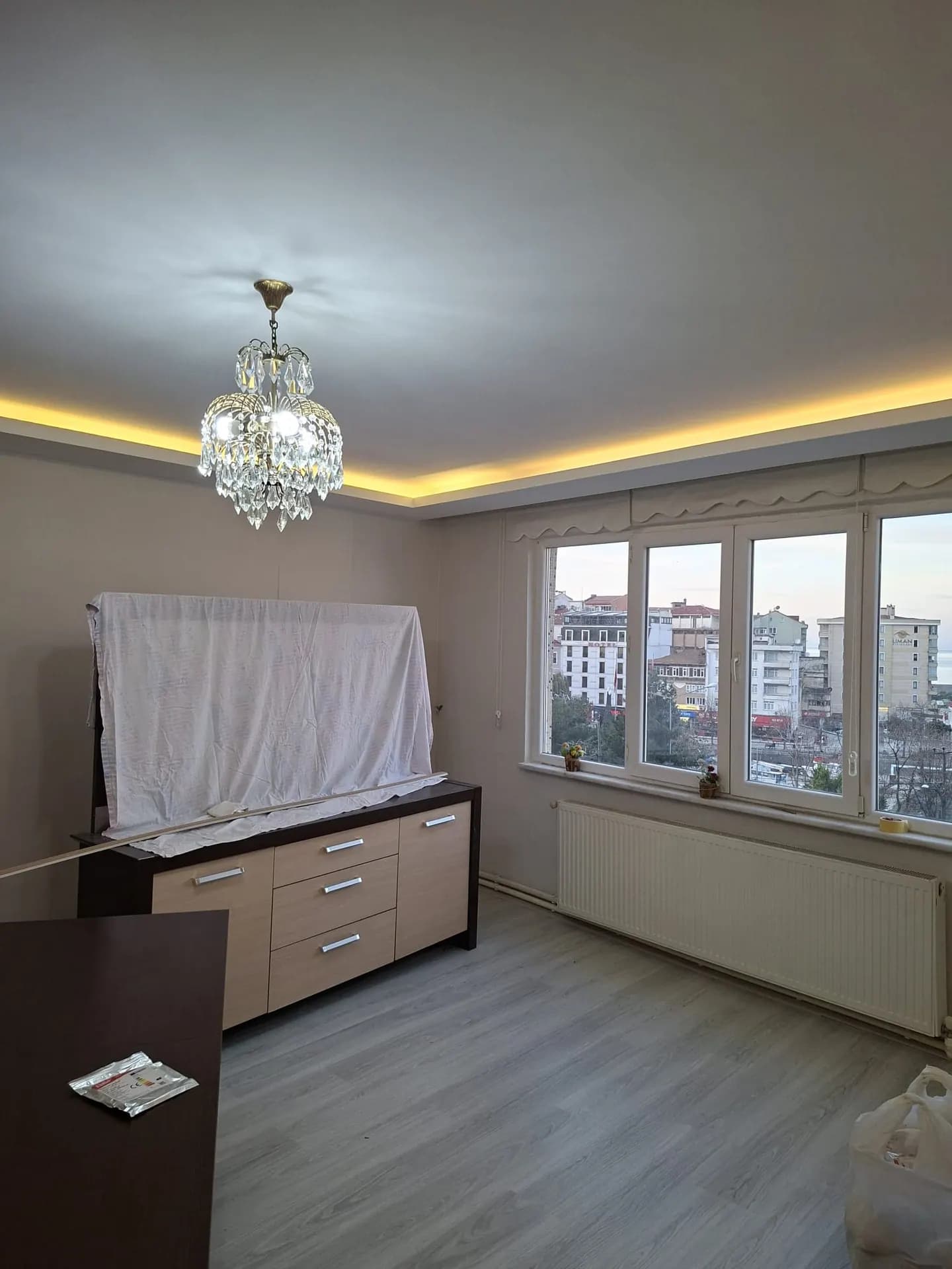 LED tavan ve kartonpiyer detayları tamamlanmış salon