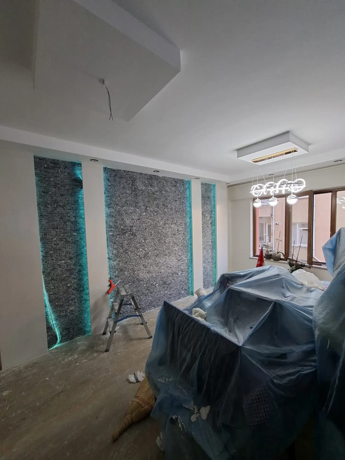 Dekoratif duvar panellerindeki mavi LED aydınlatmalar