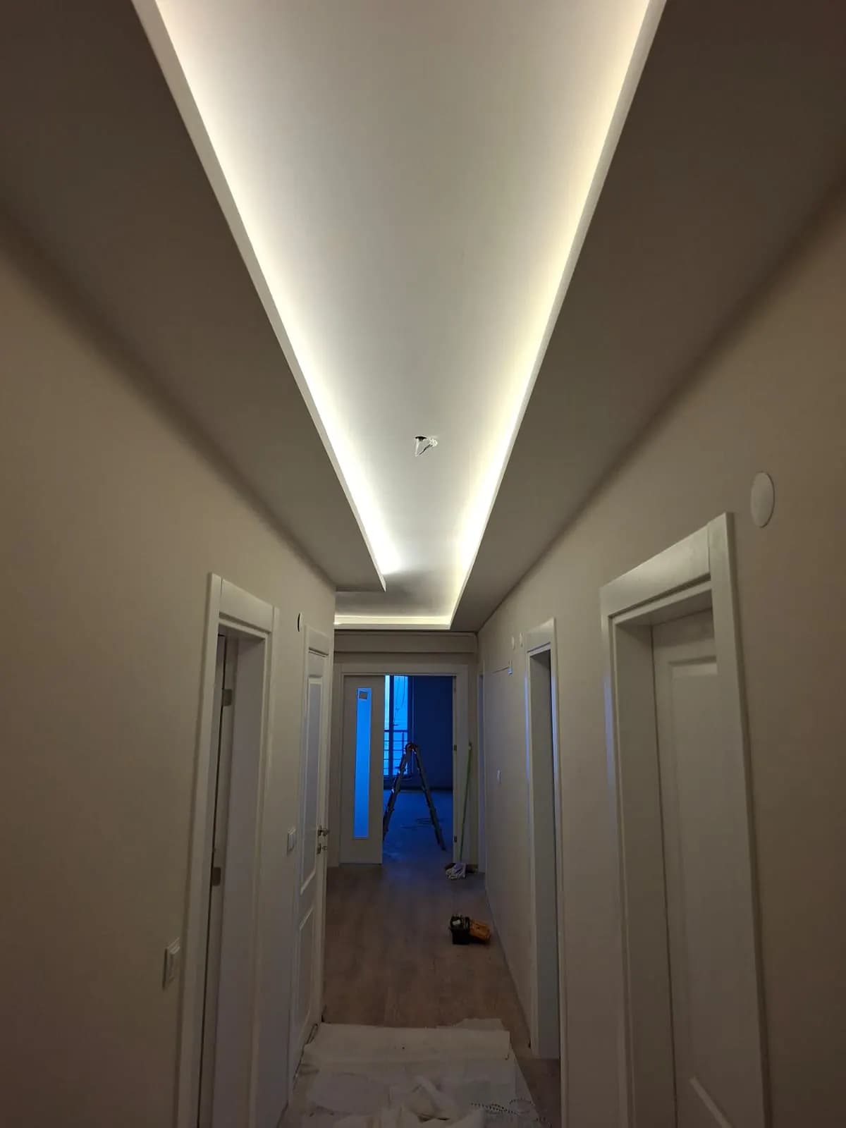 Koridorda tamamlanmış gizli LED tavan aydınlatması